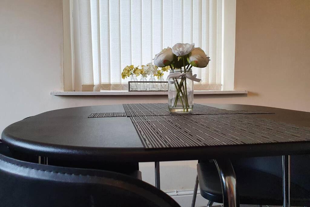 Pomfret House, 3 Bedrooms, Burnley Central, Contractors And Groups First Choice, Free Parking Экстерьер фото