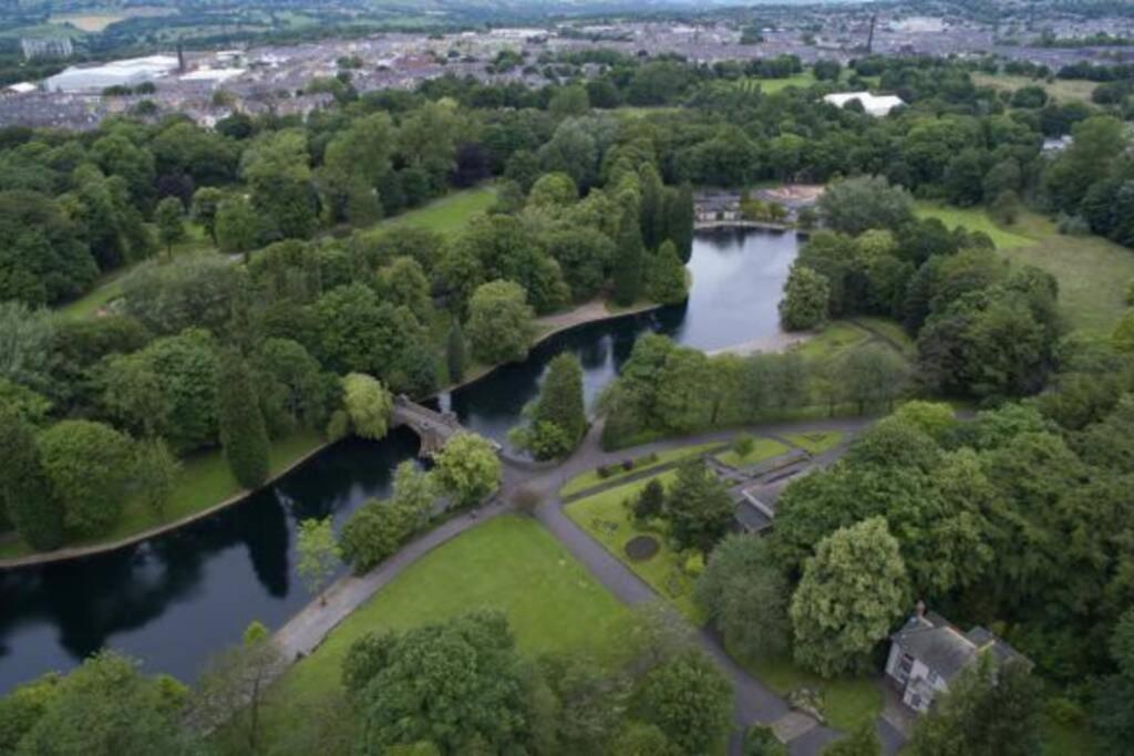 Pomfret House, 3 Bedrooms, Burnley Central, Contractors And Groups First Choice, Free Parking Экстерьер фото