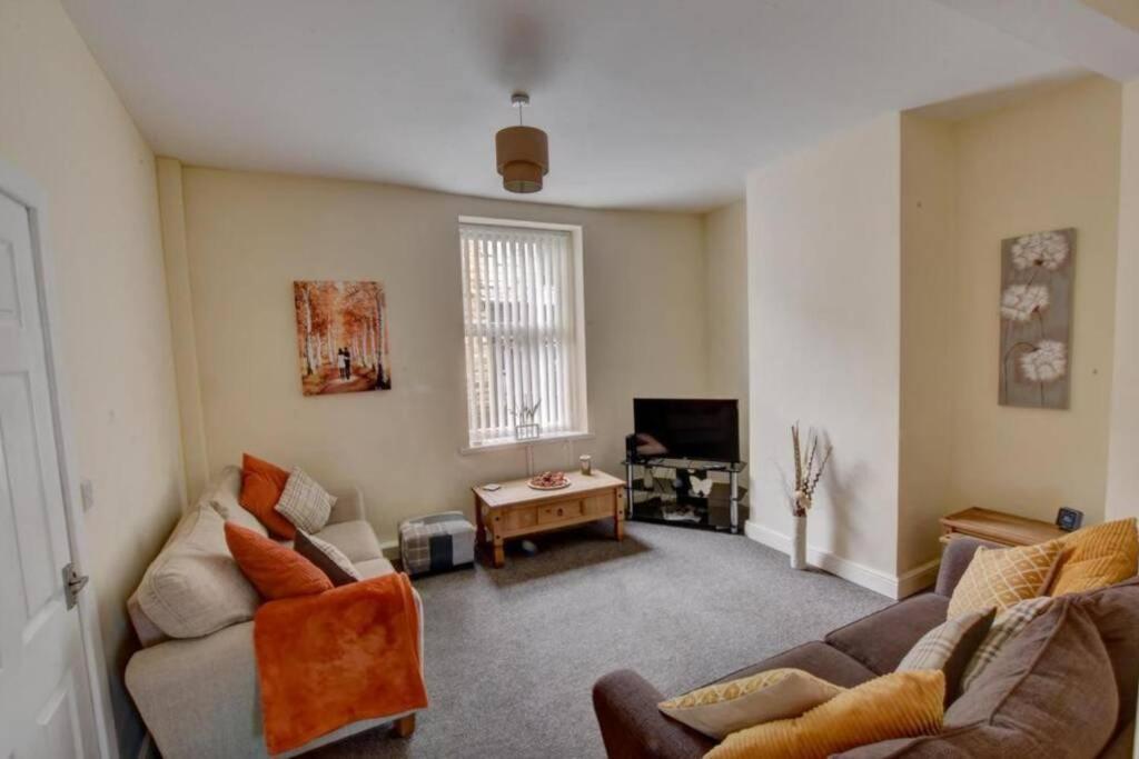 Pomfret House, 3 Bedrooms, Burnley Central, Contractors And Groups First Choice, Free Parking Экстерьер фото