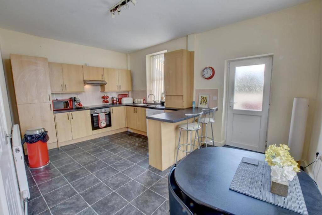 Pomfret House, 3 Bedrooms, Burnley Central, Contractors And Groups First Choice, Free Parking Экстерьер фото